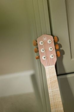 Guitarra de madera rosa safari