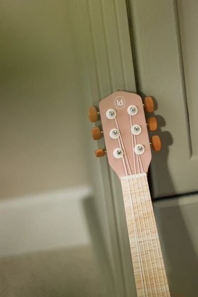 Guitarra de madera rosa safari