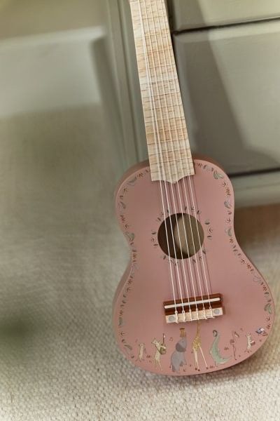 Guitarra de madera rosa safari