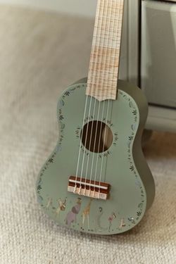 Guitarra de madera verde safari