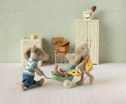 Hermana ratona menor con bolso