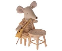 Juego de mesa y taburete, Ratón