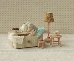 Ratón bailarín en sofá cama, Hermanita