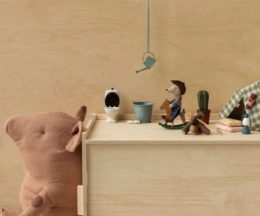 Ratón vaquero en caballito balancín, Hermano menor