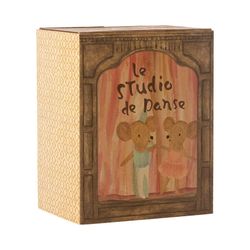 Ratones ballet en estudio de danza, hermana y hermano pequeños