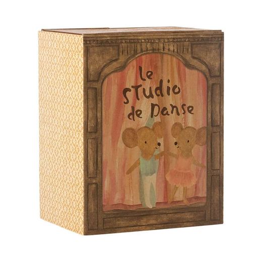 Ratones ballet en estudio de danza, hermana y hermano pequeños