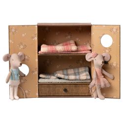 Ratones ballet en estudio de danza, hermana y hermano pequeños